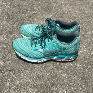 Mizuno wave runner tennis shoes